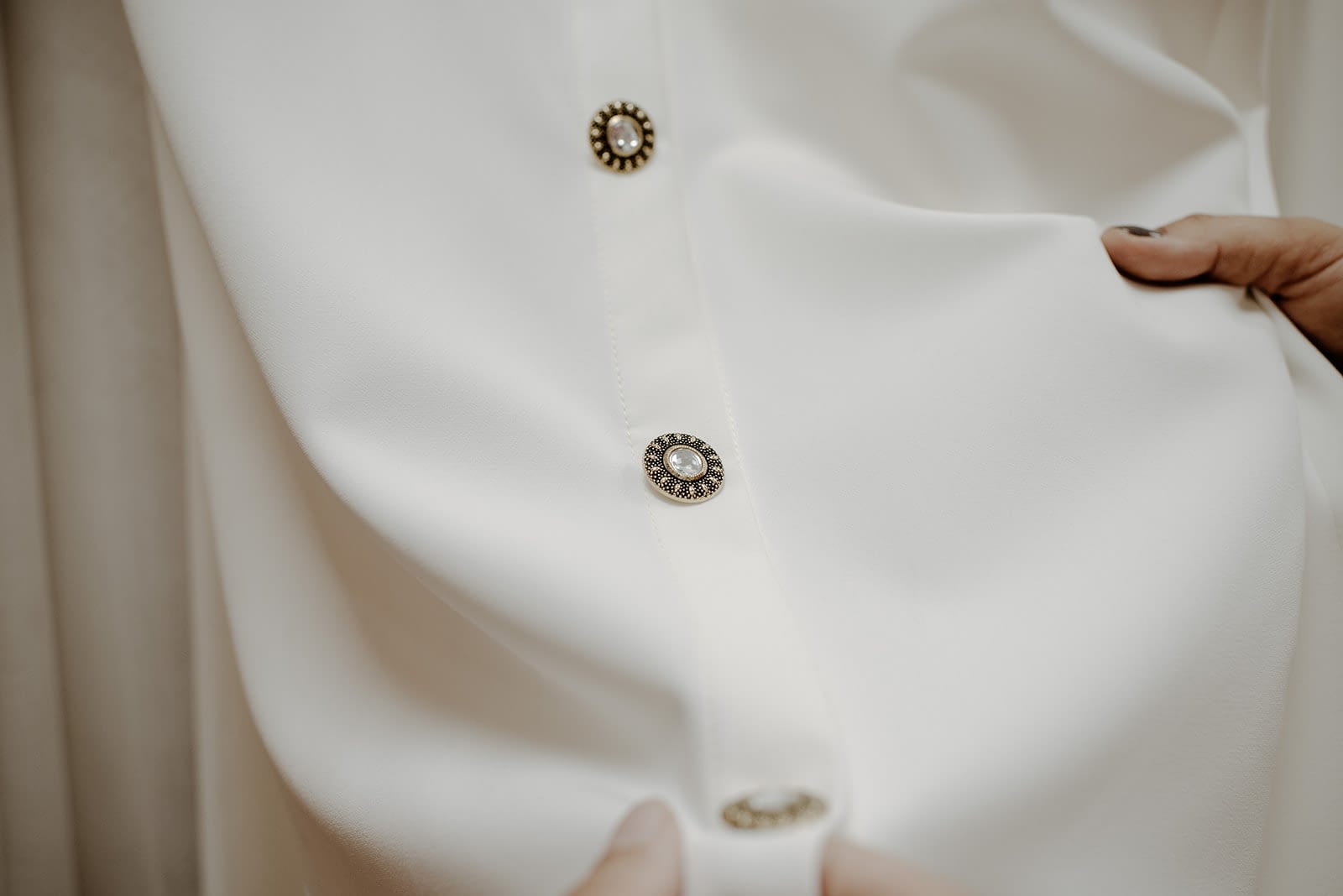 Los botones, el broche final para tu vestido de novia – Lamarye
